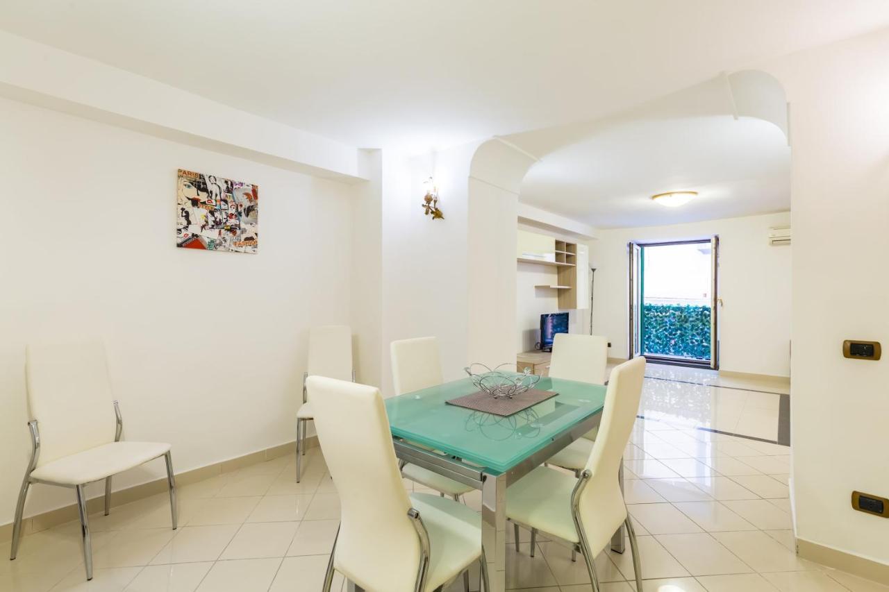 QS1 - Indipendent Flat in Center Appartement Napels Buitenkant foto