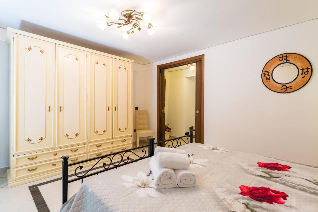 QS1 - Indipendent Flat in Center Appartement Napels Buitenkant foto