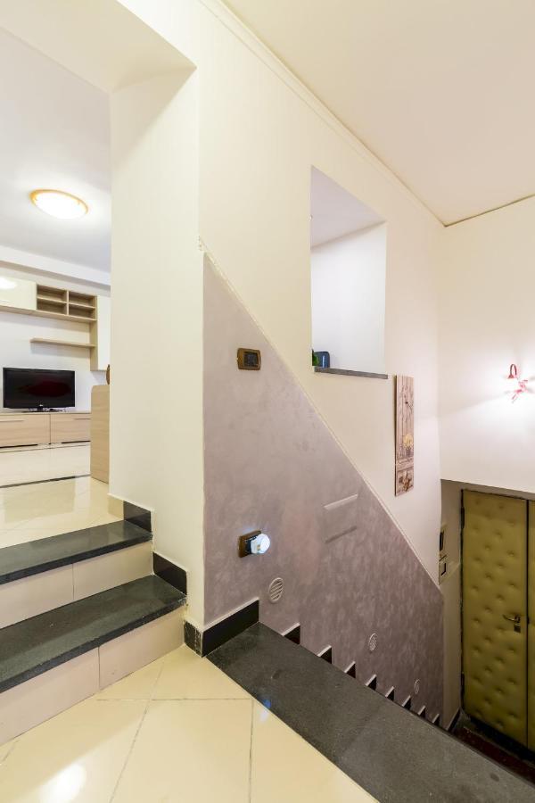 QS1 - Indipendent Flat in Center Appartement Napels Buitenkant foto