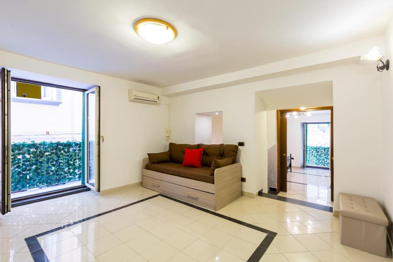 QS1 - Indipendent Flat in Center Appartement Napels Buitenkant foto