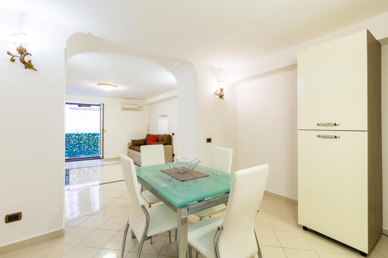 QS1 - Indipendent Flat in Center Appartement Napels Buitenkant foto
