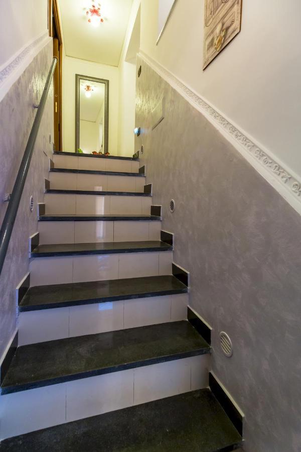 QS1 - Indipendent Flat in Center Appartement Napels Buitenkant foto