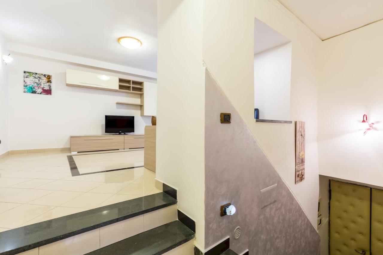 QS1 - Indipendent Flat in Center Appartement Napels Buitenkant foto